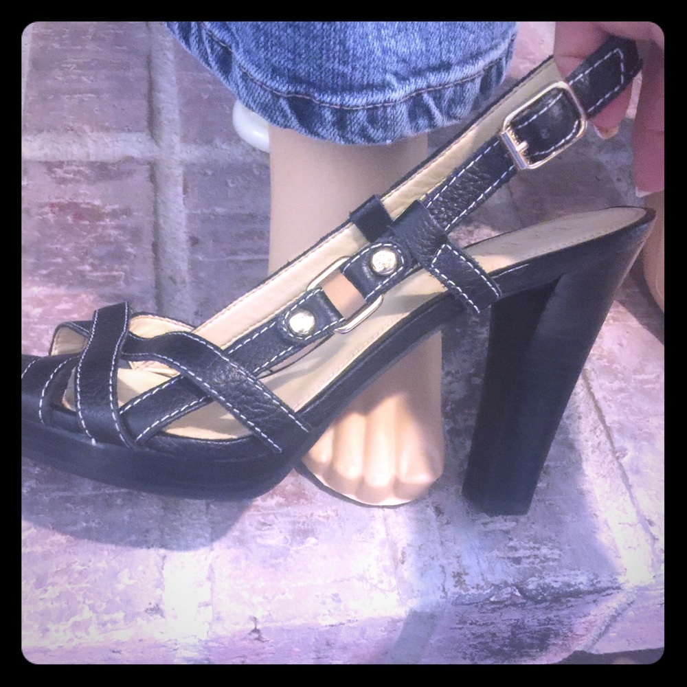 Stunning.Like NEW Ralph Lauren Leather sandals.